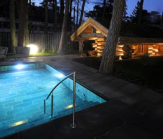 kvällsbild över upplyst pool
